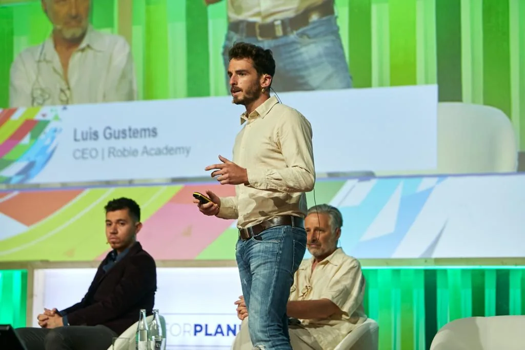Luis Gustems presentando un evento corporativo