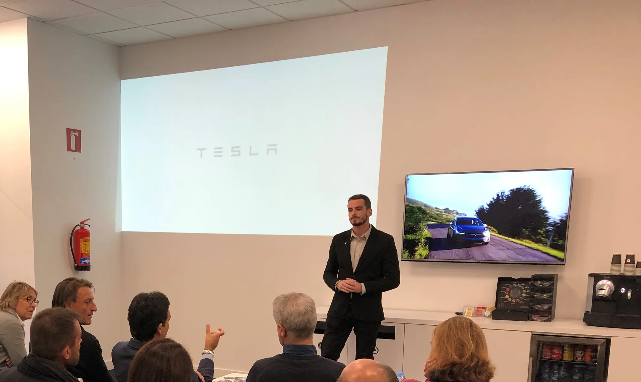Luis Gustems presentando ante Tesla en un evento